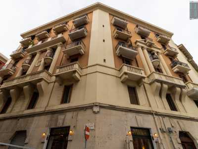 Dall�altra invece si innalza possente la facciata neoclassica con massicci pilastri bianchi di una delle palazzine De Bellis, realizzate nel 1931 dall�architetto Guido Fiorini e dall�ingegnere Vincenzo Chiaia